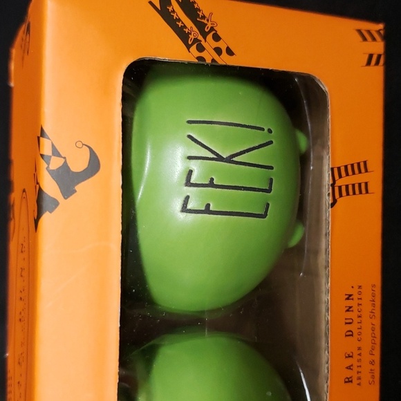 Rae Dunn NWT Green Ceramic BOO!and EEK! Salt and Pepper Shakers - Picture 5 of 5